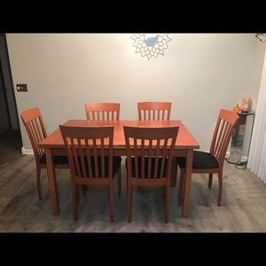 Kitchen table with 6 black cushioned chairs
